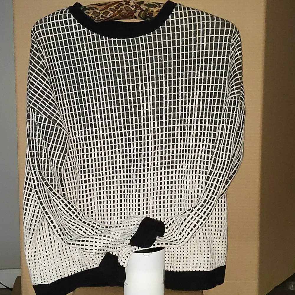 Med EUC Forever 21 light sweater black & white